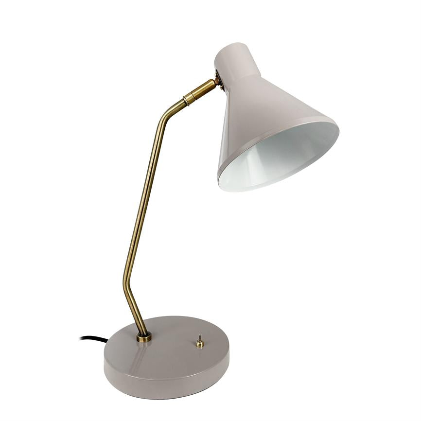 En bordlampe med konisk skærm retter skærmen nedad; en buet, guldfarvet arm forbinder skærmen med en rund, lysegrå fod på ensartet hvid baggrund.