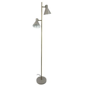 Gulvlampe med to justerbare, grå kegleskærme, der peger i forskellige retninger, monteret på en slank messingstang og stående på rund fod mod hvid baggrund.