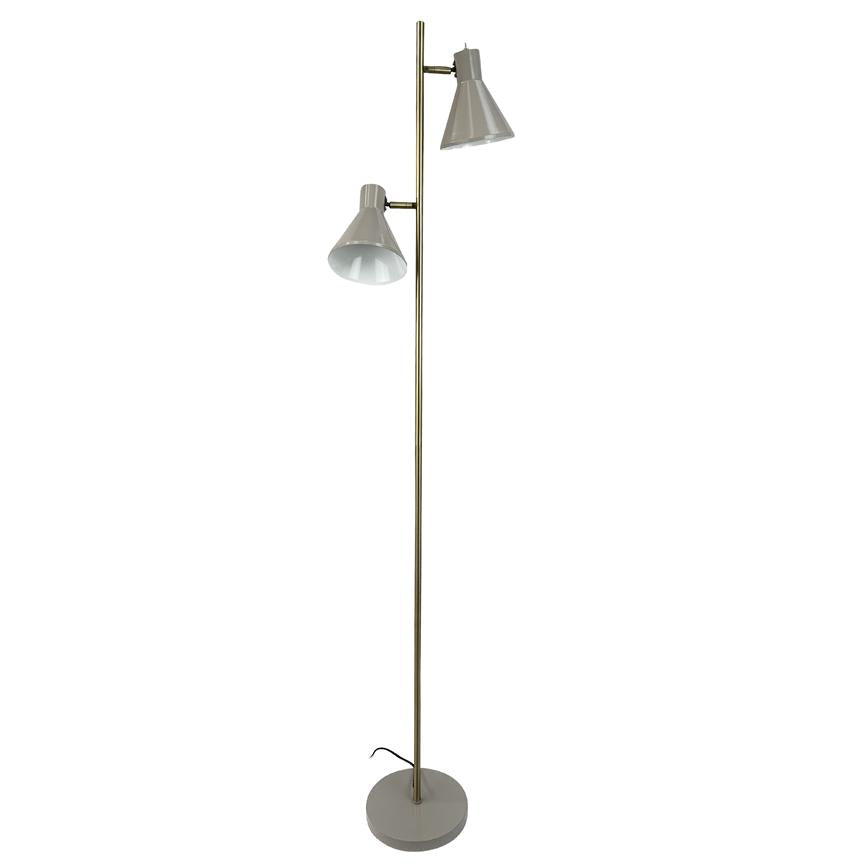 Gulvlampe med to justerbare, grå kegleskærme, der peger i forskellige retninger, monteret på en slank messingstang og stående på rund fod mod hvid baggrund.