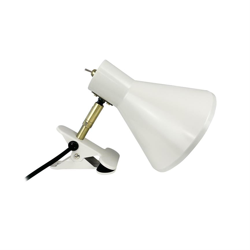 Hvid klemme-lampe med konisk skærm og messingled, monteret på klemmefod, ledning udgår fra klemmen; placeret mod en ensartet hvid baggrund.