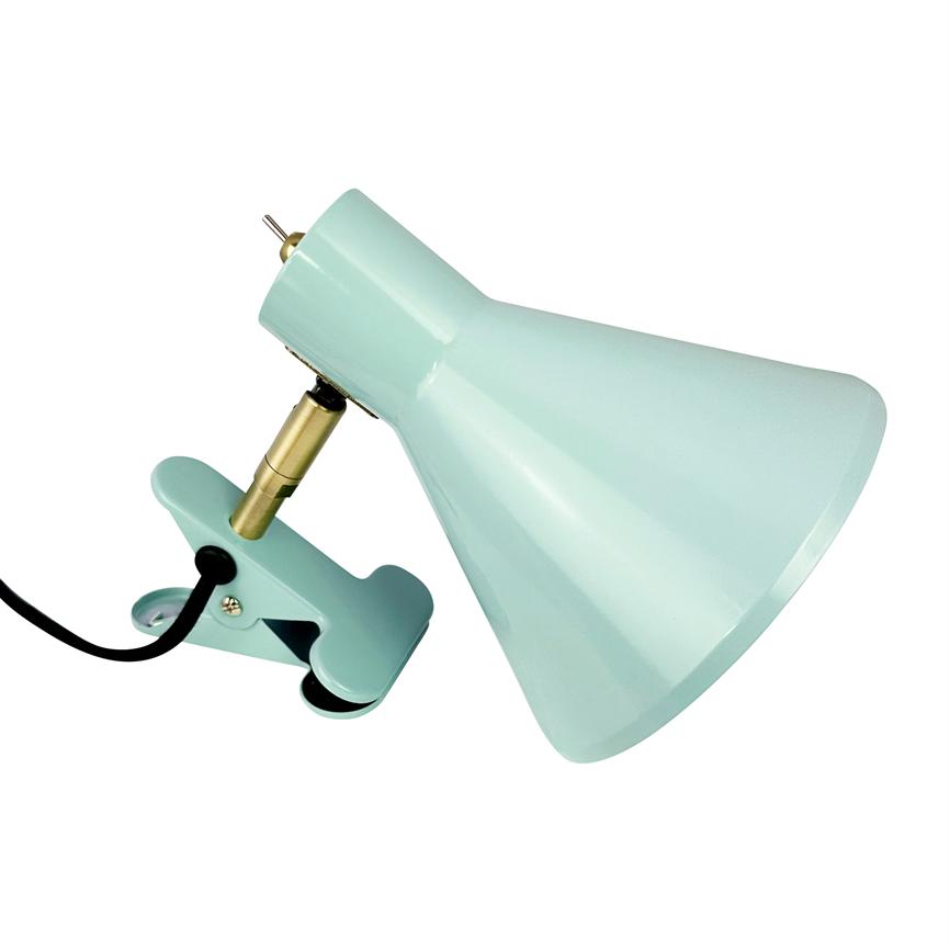 Mintgrøn klemmebordslampe monteret på en klemme, skærmen vinklet nedad via et messingled; sort ledning føres væk. Enkel, hvid baggrund.