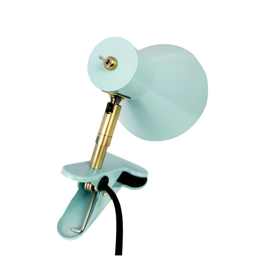 Mintgrøn klemmebordslampe med messingjusterbar arm og sort stofledning; klemmen står åben, klar til fastgørelse, vist mod en hvid baggrund.