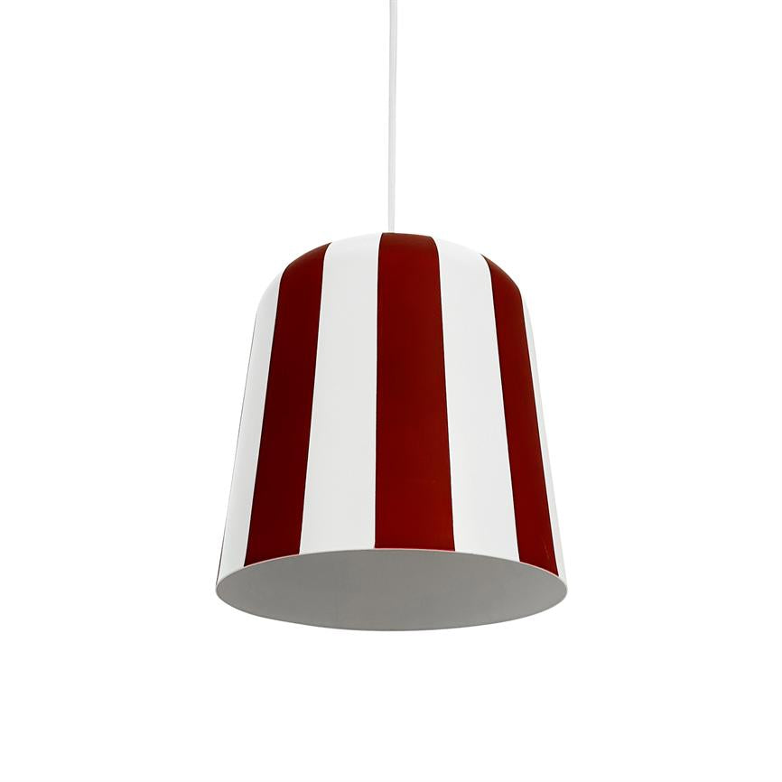 Loftlampe hænger i hvid ledning; kegleformet skærm med lodrette røde og hvide striber; enkel, neutral hvid baggrund.