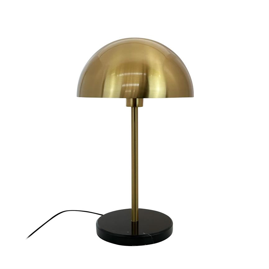 Bordlampe med halvkugleformet, børstet messingskærm; slank messingsstang; står på sort, rund marmorbase med synlig sort ledning mod hvid baggrund.