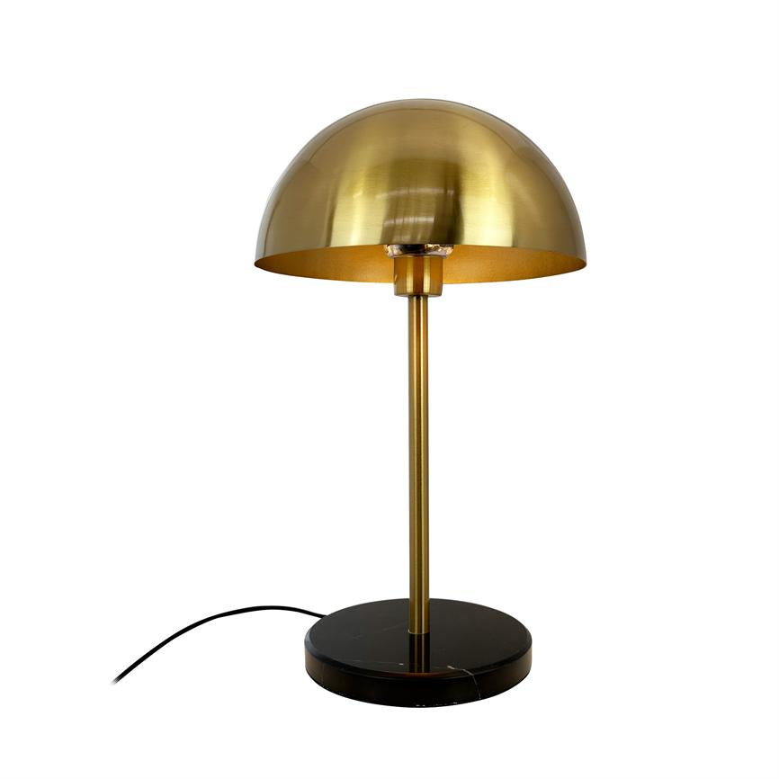 Guldbelagt bordlampe med halvkugleformet skærm, står på en slank stang og rund sort marmorfod; sort ledning ligger ved foden; fotograferet mod hvid baggrund.