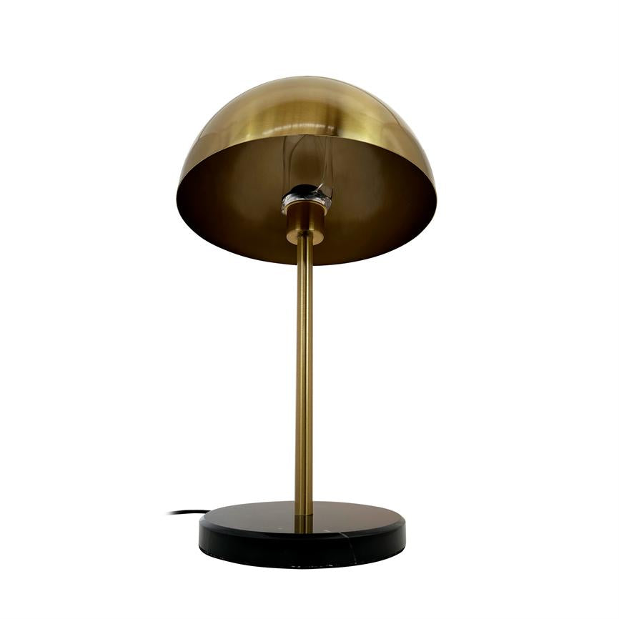 Bordlampe med kuppelformet messingskærm, der står på en slank messingsøjle og rund sort marmorfod; placeret mod en ensartet hvid baggrund.