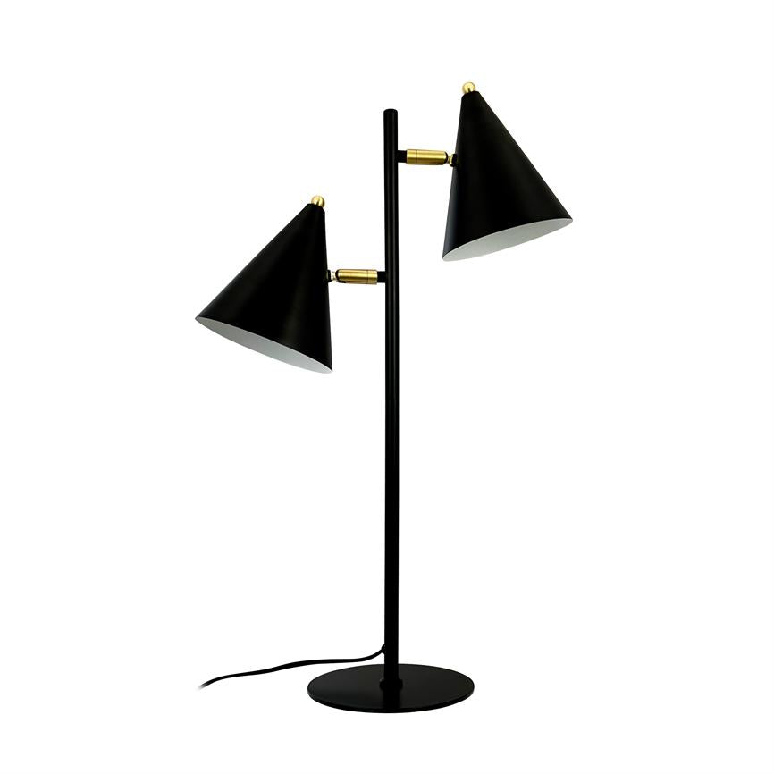 Sort bordlampe med to kegleformede skærme vinklet udad; skærmene er fæstnet til en lodret stang med messingled; monteret på rund fod, sort ledning ligger ved foden.