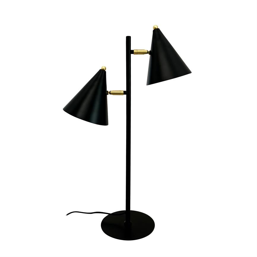 Sort lampe med to kegleformede skærme, som er vinklet i forskellige retninger; står på en slank stang med rund fod og sort ledning mod hvid baggrund.