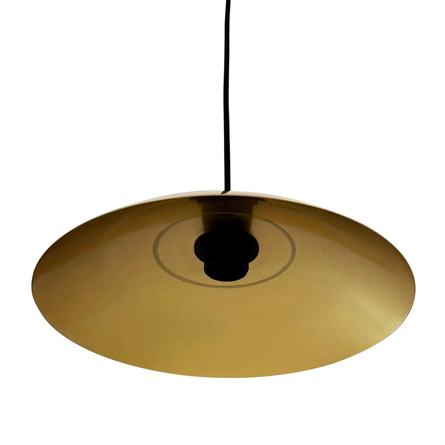 En bred, gylden pendel lampe hænger i en sort ledning; skærmen vender nedad og viser lampefatningens åbning, placeret mod en ensartet hvid baggrund.