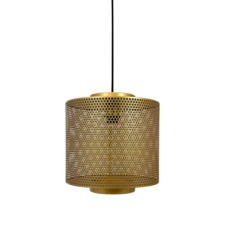En gylden cylindrisk pendel-lampe hænger i en sort ledning; perforeret metal med sekskantede huller omkring en indre pære; enkel, hvid baggrund.