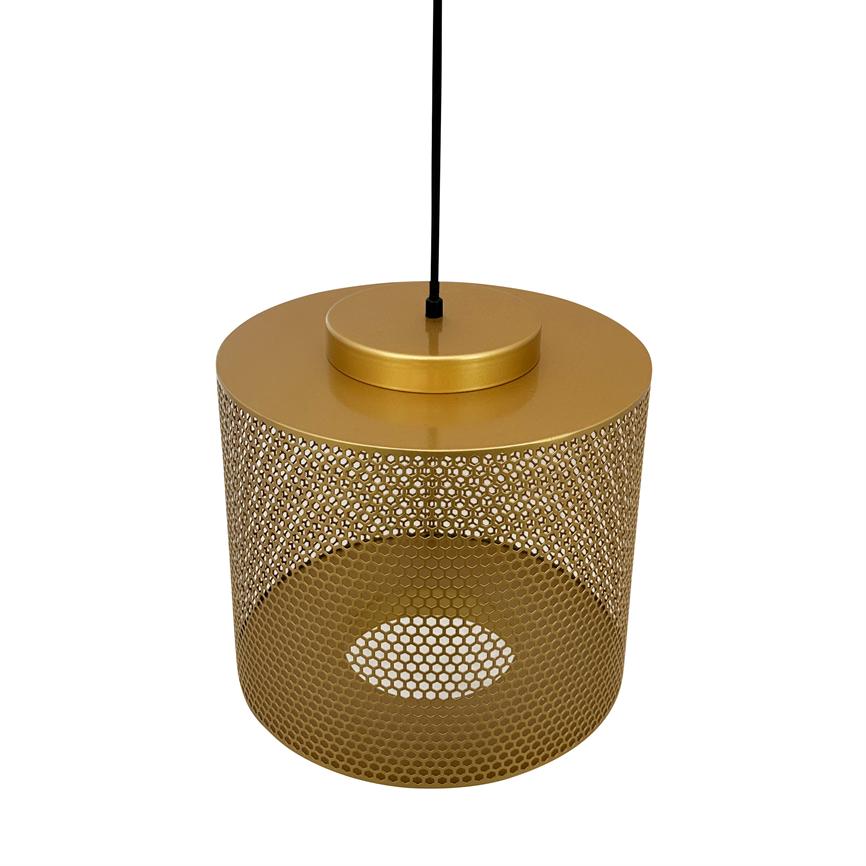 Guldfarvet cylindrisk pendelampe hænger i en sort ledning; perforeret sekskantet mønster omslutter lampen, der er afbildet isoleret mod en hvid, neutral baggrund.