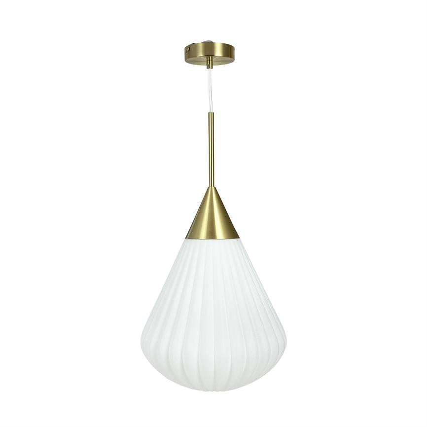 En dråbeformet hængelampe hænger fra loftet og udsender blødt, diffust lys; opaleret glas er rillede med en gylden metalkonus og slankt ophæng mod en hvid baggrund.