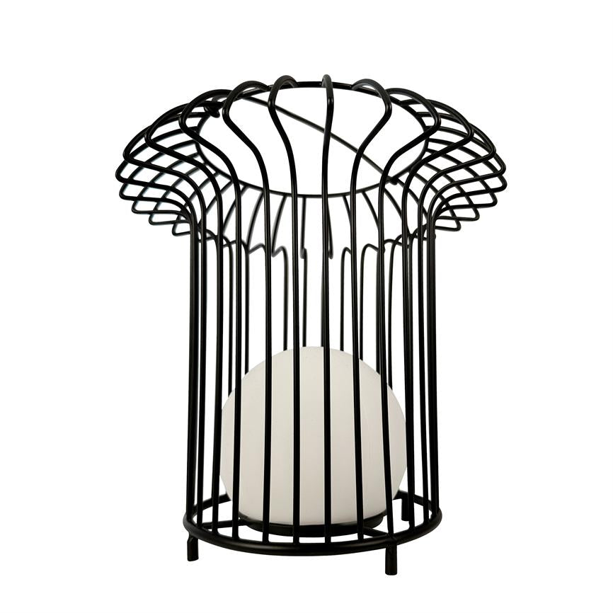 Sort trådlampe indkapsler en hvid kugleformet lampe; åbent bølget metalgitter med lodrette stænger står på små ben mod hvid baggrund.