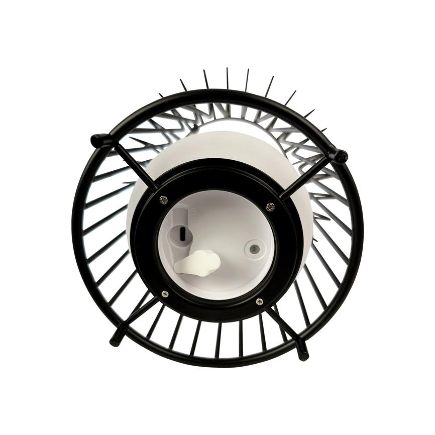 Lampe i sort metalgitter afslører en hvid fatning; lampen er set ovenfra mod en hvid baggrund, uden tændt pære.