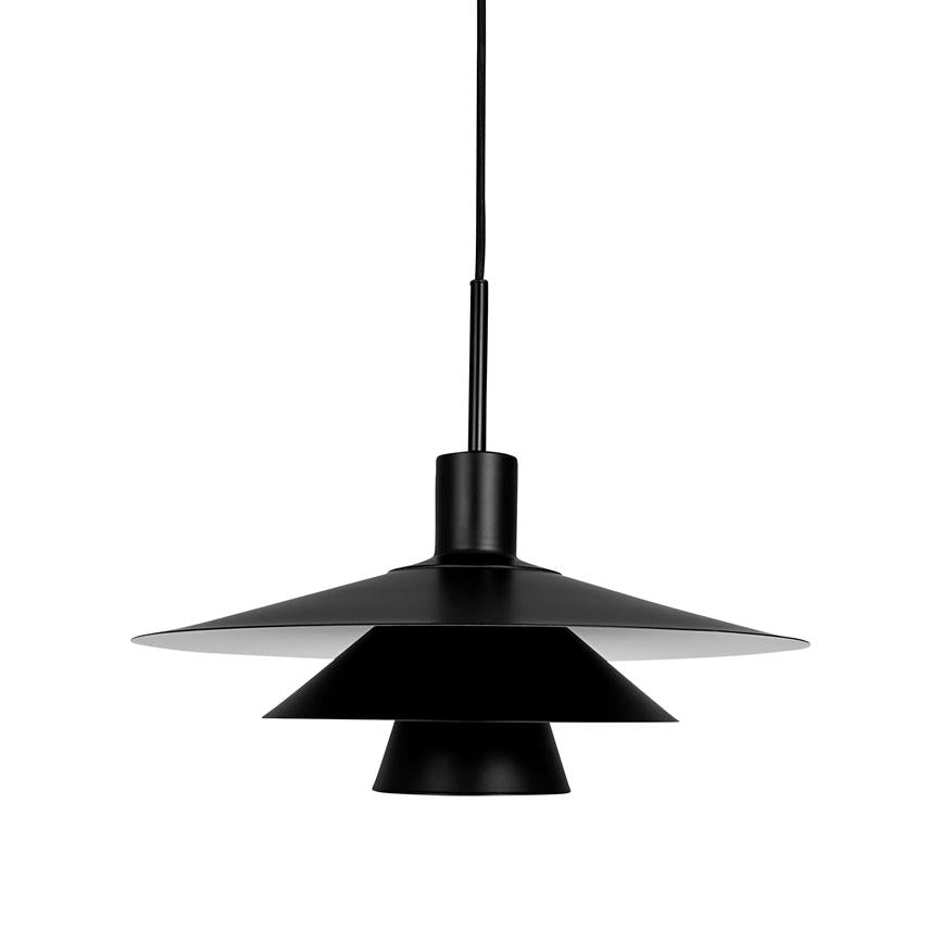 Sort pendel loftlampe hænger i en enkelt ledning, har tre lagdelte koniske skærme (stor øverst, mindre midt og nederst), moderne minimalistisk design mod ensartet hvid baggrund.