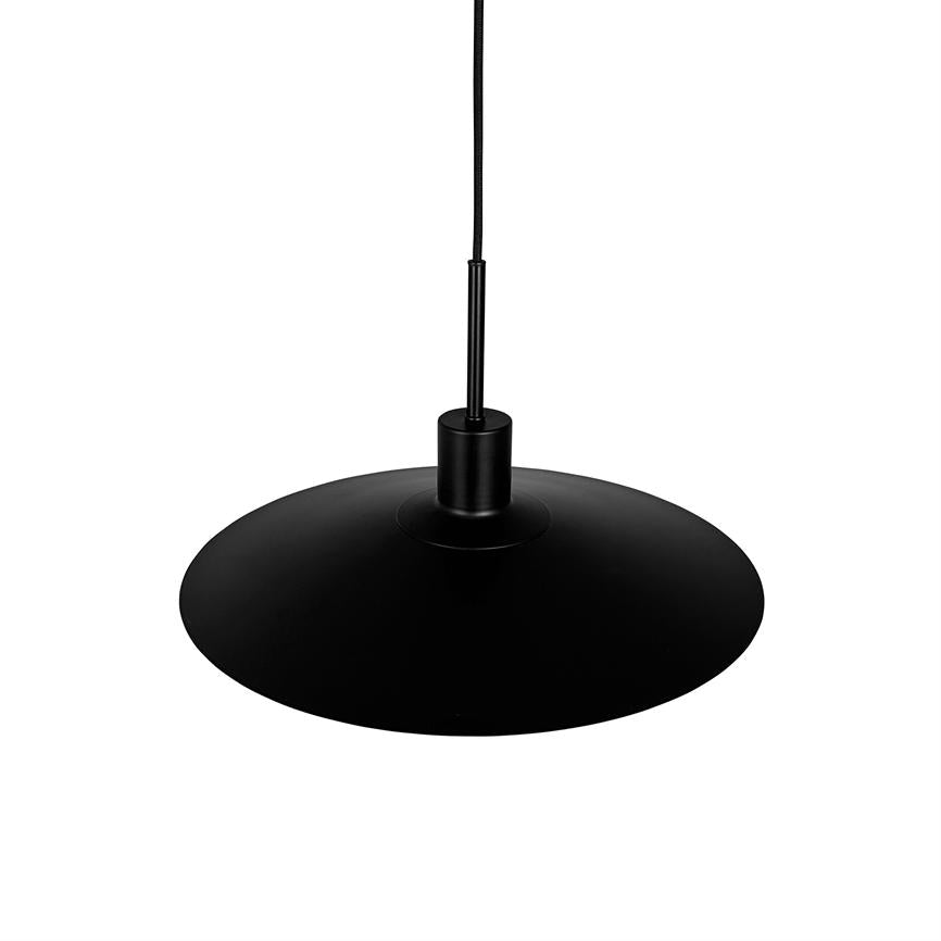 En sort pendelampe hænger fra en tynd ledning; en flad, cirkulær skærm spreder sig bredt, enkel mat finish over en hvid baggrund i en minimalistisk studieopstilling.