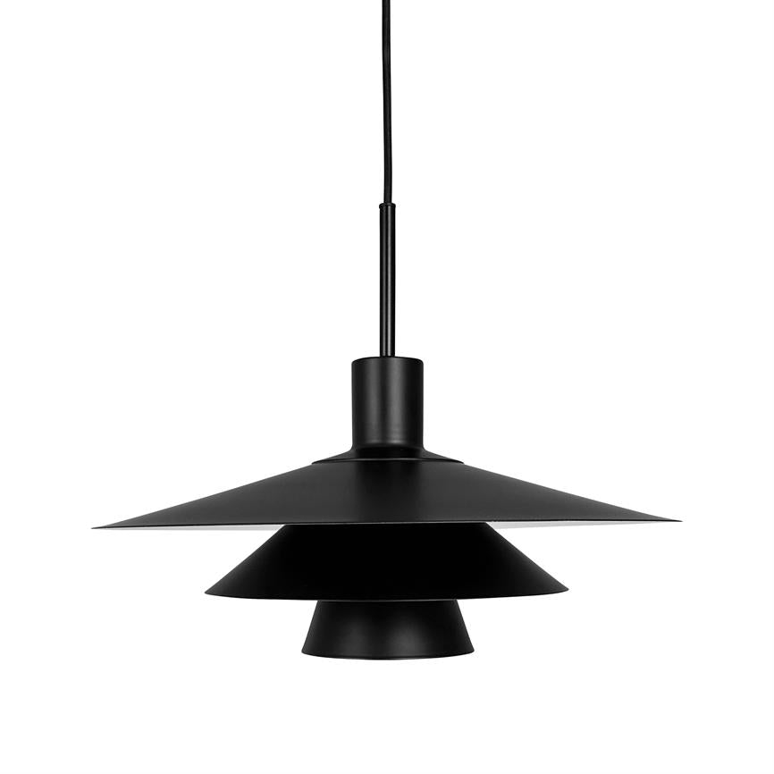 Sort pendelarmatur hænger i en tynd sort ledning; tre koncentriske, flade koniske skærme i faldende størrelser fokuserer lyset nedad; minimalistisk, moderne design mod hvid baggrund.