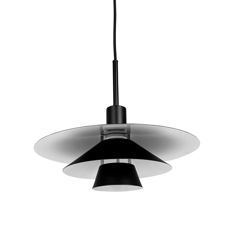 En sort multilags pendellampe hænger i en tynd ledning; flade glas- og metalskiver overlapper og danner et moderne, nedhængende loftlys på hvid baggrund.