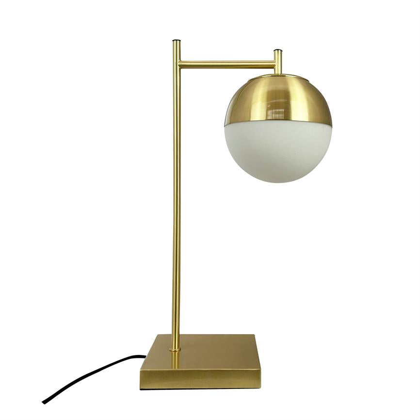 Messing bordlampe med lodret stang og vandret arm, hvor en halvkugleformet skærm (øvre messing, nedre mat hvid) hænger over en firkantet base; sort ledning på hvid baggrund.