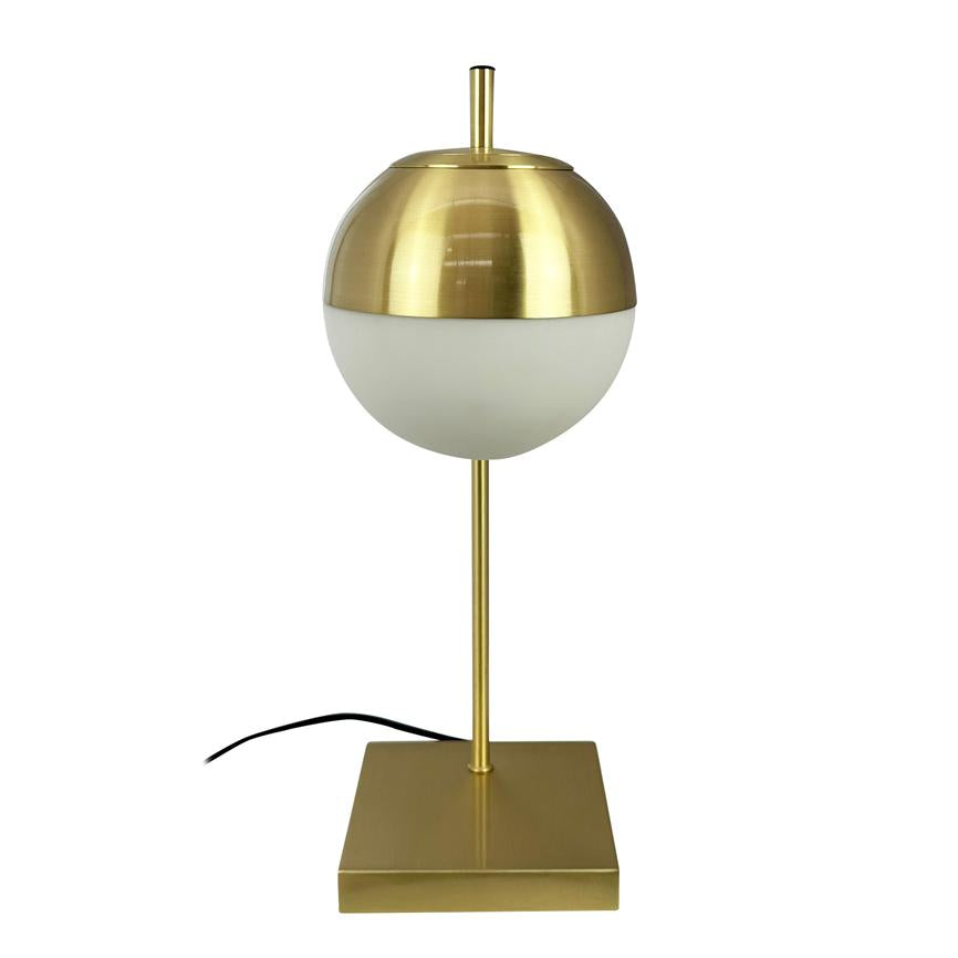 Bordlampe med guldfarvet metalfod og slank stang, har en tofarvet sfærisk skærm (guldfarvet øverste halvdel, mat hvid nederst) og står på hvid baggrund med en sort ledning.