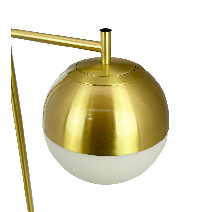 Kugleformet lampeskærm i børstet guld hænger fra en slank arm; øverste halvdel metal, nederste halvdel mat hvid diffusor, fremstillet mod en neutral hvid baggrund.