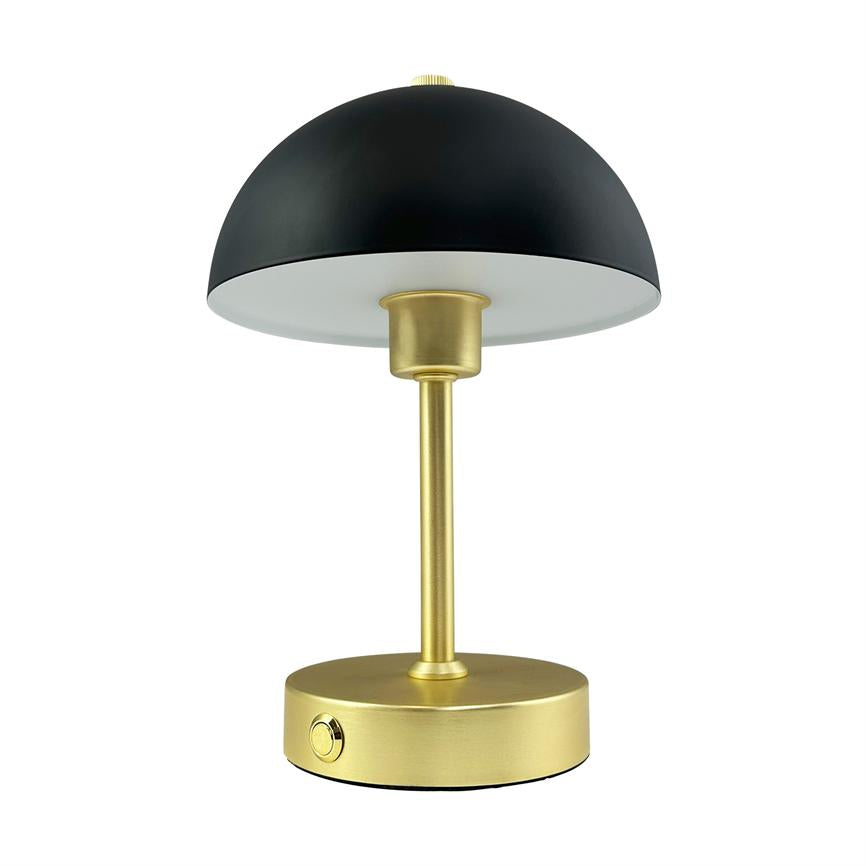 Bordlampe med sort halvkugleskærm står på en slank, guldfarvet søjle; lampen lyser nedad og hviler på en rund guldfarvet fod med en lille tænd/sluk-knap, mod hvid baggrund.