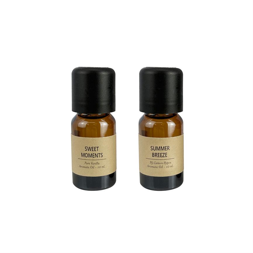 To små ravfarvede aromaflasker med sorte låg står side om side på hvid baggrund.
 
 Tekst på etiketter:
 - SWEET MOMENTS / Pure Vanilla / Aromatic Oil - 10 ml
 - SUMMER BREEZE / My Lemon Hypot / Aromatic Oil - 10 ml