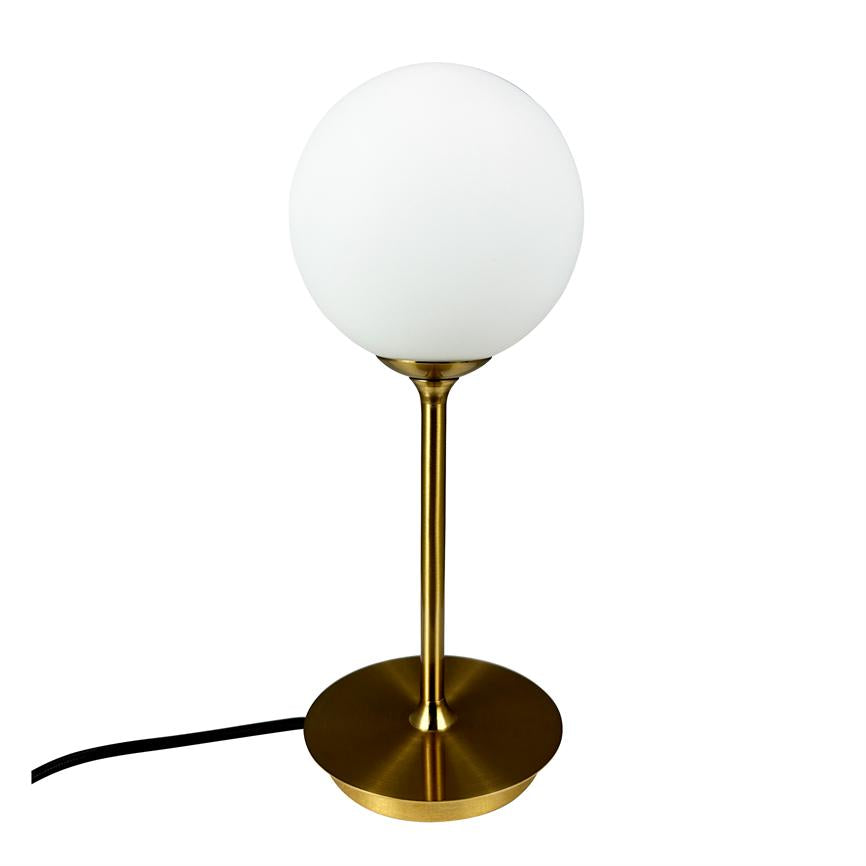 Lampe med hvid glaskugle står på en slank, messingfarvet stang og rund base; sort ledning ligger ved basen; enkel, moderne stil på hvid baggrund.