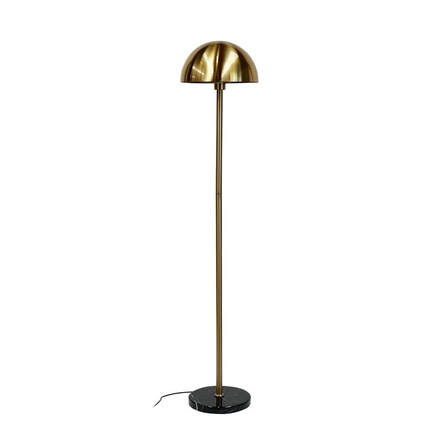 Gulvlampe med slank, lodret messingstang og halvkugleformet messingkærm, står oprejst og vendt nedad på en rund sort marmorfod med synlig ledning mod hvid baggrund.