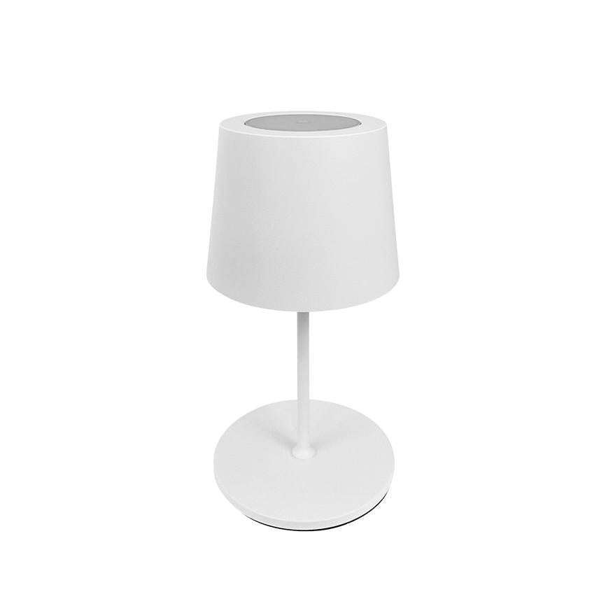 En hvid bordlampe står slukket på en rund fod, med cylindrisk skærm og tynd stang, placeret mod en ensartet hvid baggrund i et lyst studie.