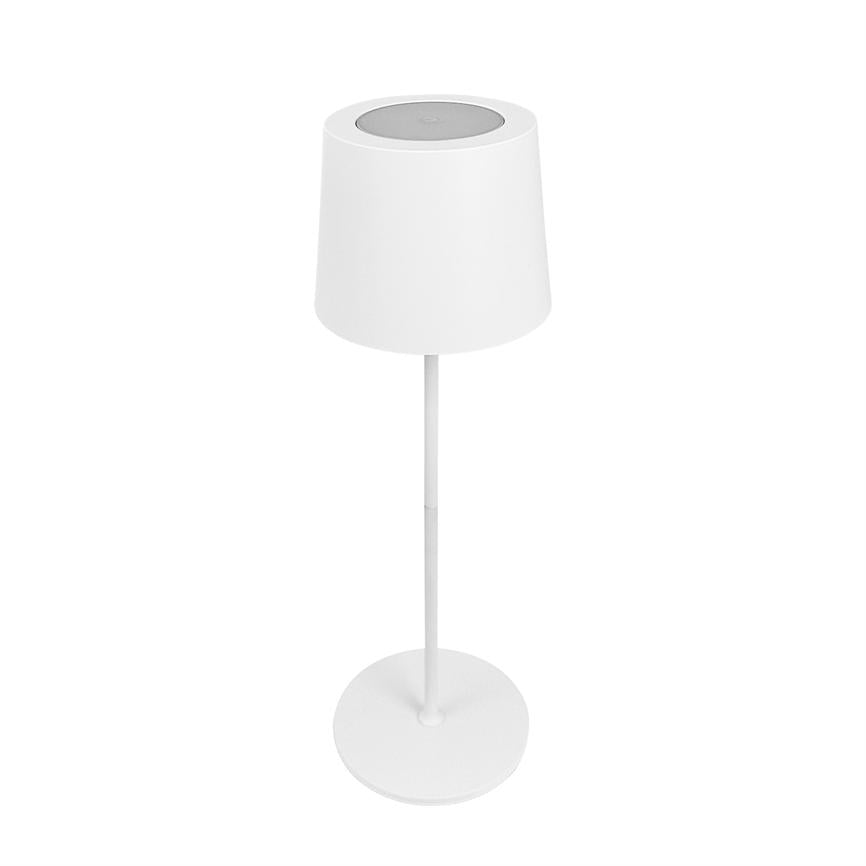 Hvid gulvlampe står oprejst på ensfarvet hvid baggrund; den har en konisk skærm med rund top, en slank stang og en cirkulær fod.