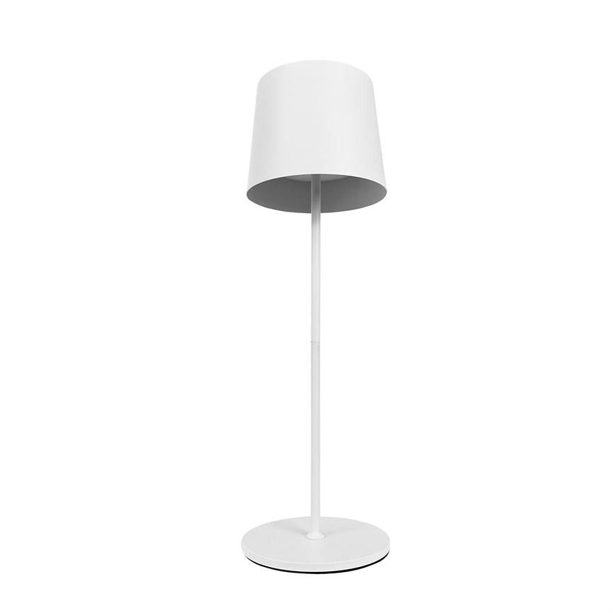 Gulvlampe står lodret, skærm peger nedad; slank stang og rund fod på ensartet hvid baggrund i et minimalistisk, ensfarvet design.
