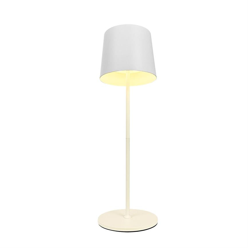 Gulvlampe står tændt, udsender blødt varmt lys fra en hvid cylindrisk skærm, monteret på slank stang og rund base mod en ren, hvid baggrund.