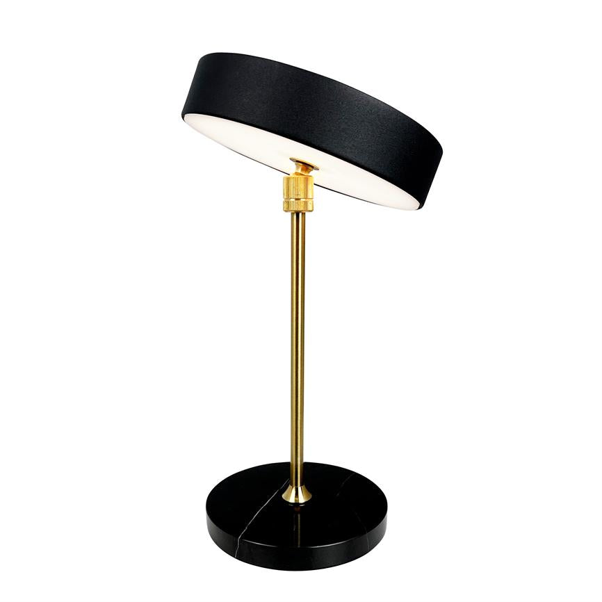 Bordlampe med sort, skråtstillet rund skærm, gylden stander og sort rund marmorfod; skærmen kaster blødt lys og præsenteres mod en neutral hvid baggrund.