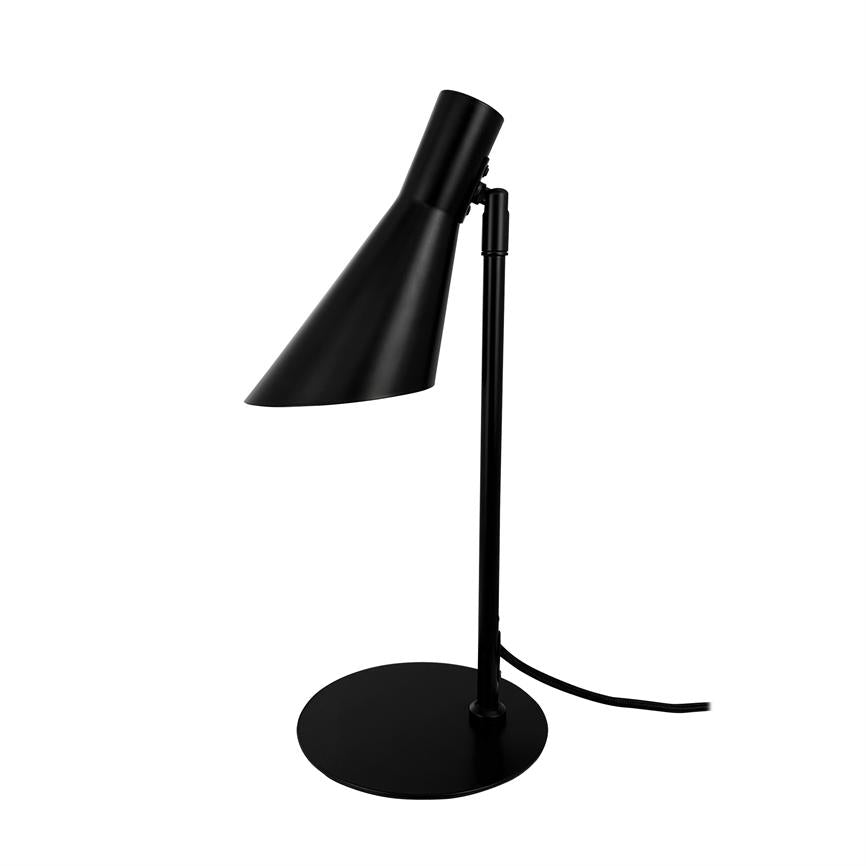 Sort skrivebordslampe, skærmen er vinklet skråt nedad, monteret på en slank stang med rund fod; står isoleret mod en ren, hvid baggrund.