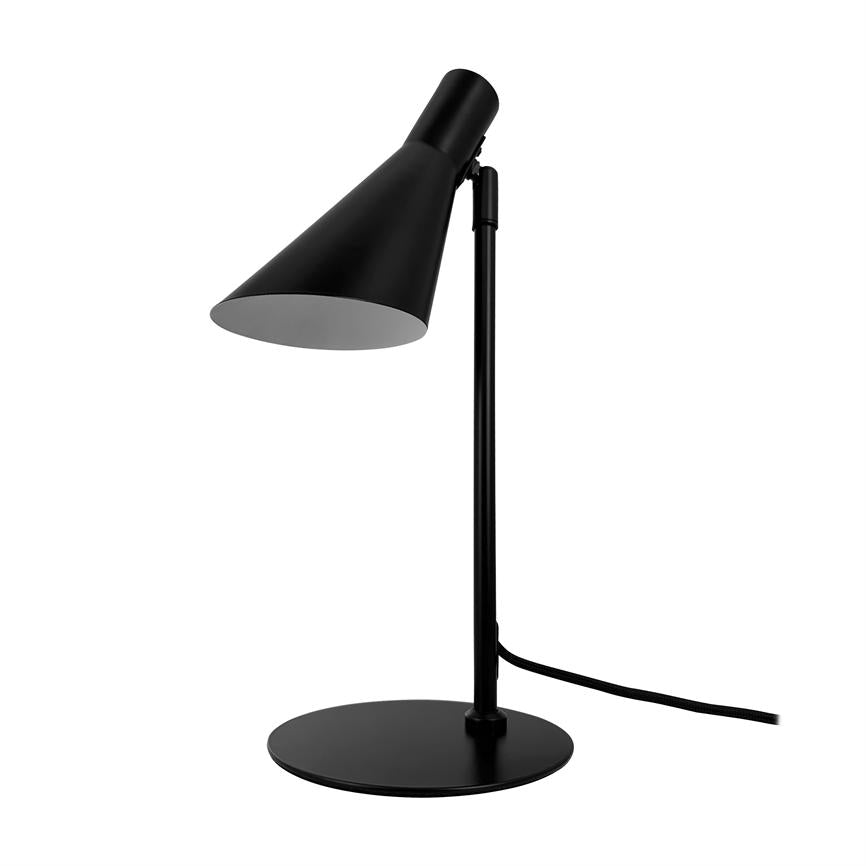Sort skrivebordslampe vinklet nedad, med konisk skærm, slank stang og rund fod; sort ledning løber ud til højre på en hvid studiebaggrund.
