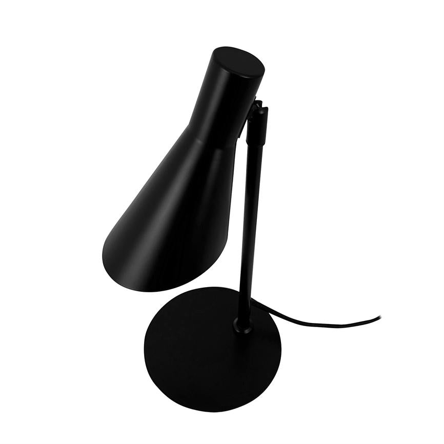 Sort bordlampe peger sin afsmalnende skærm nedad, monteret på en tynd stang med rund fod og synlig ledning på hvid baggrund.