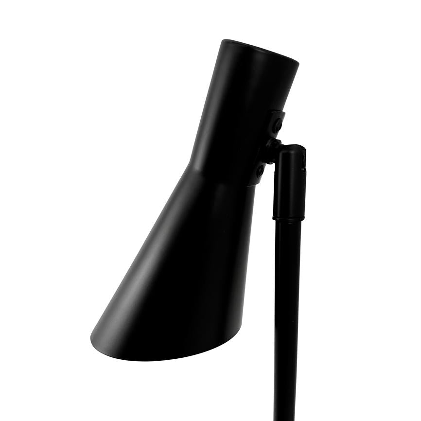 Sort metal lampehoved peger nedad via en justerbar led og er monteret på en tynd stang; nærbillede mod en ensartet hvid baggrund.