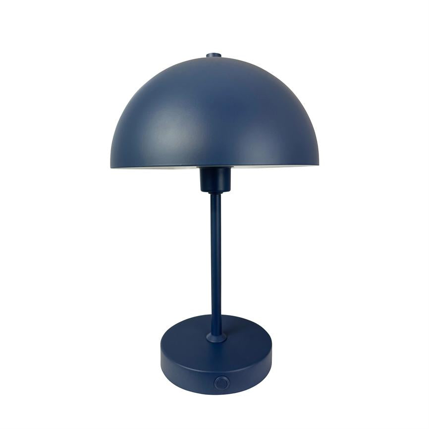 Blå bordlampe står på rund fod; slank stang bærer en halvkugleformet skærm, enkel moderne stil med mat finish, placeret mod hvid baggrund.