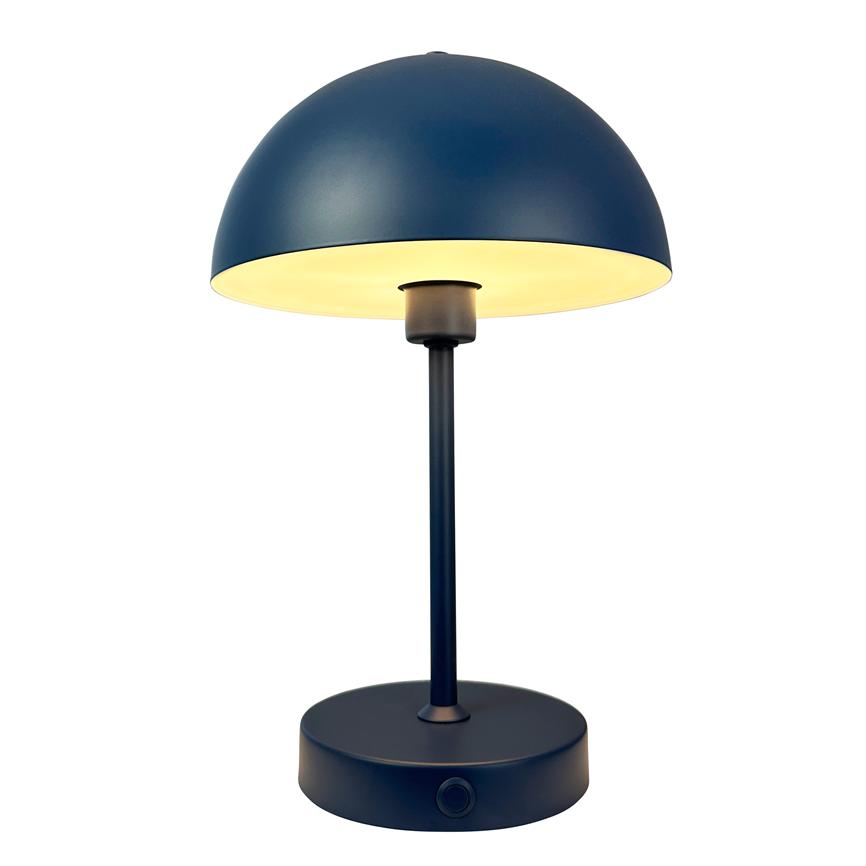 Bordlampe udsender varmt, diffust lys med halvkugleformet blå skærm på en slank sort stang og rund fod, placeret mod en ren hvid baggrund.