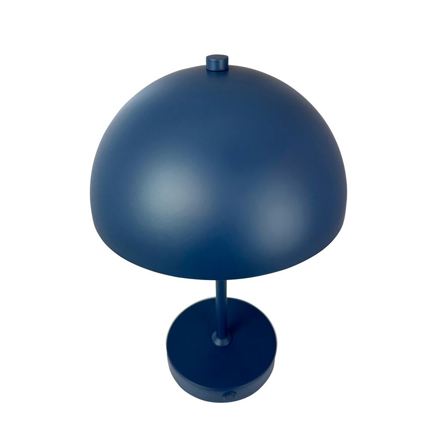 Bordlampe med dybblå, kuppelformet skærm; skærmen hviler på en slank stang over en rund bund, placeret centralt mod en ensartet hvid baggrund.