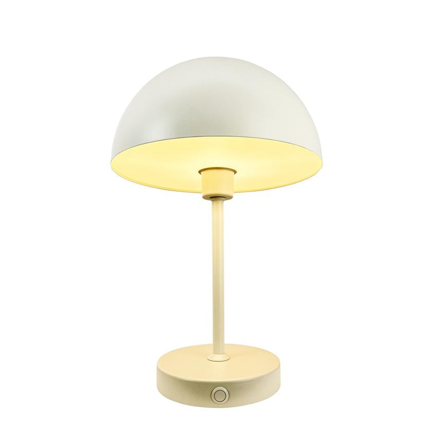 Bordlampe med rund, hvælvet skærm, som udsender varmt, gult lys; den står på en slank stang og rund fod mod en ensartet hvid baggrund.