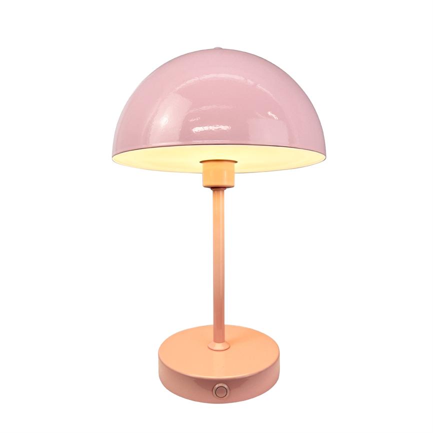Rosa bordlampe udsender varmt, nedadrettet lys; rund, blank kuppel skygger pæren, slank stang og cirkulær base med lille tændknap, placeret mod neutral hvid baggrund.