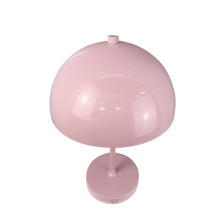Rosa bordlampe med stor rund kuppel, tynd søjle og cirkulær fod står midt på en hvid, neutral baggrund; overfladen er blank og reflekterer lys.