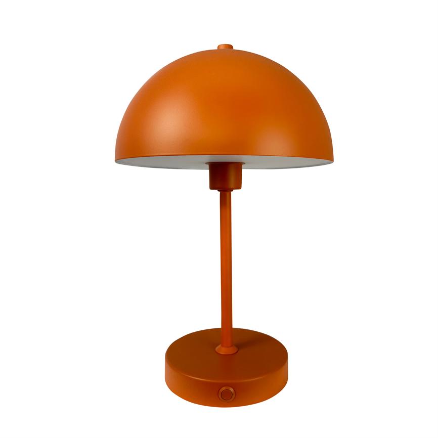 Orange bordlampe med halvkugleformet skærm, slank stang og rund base; står på hvid baggrund som et minimalistisk, moderne skrivebordsobjekt.
