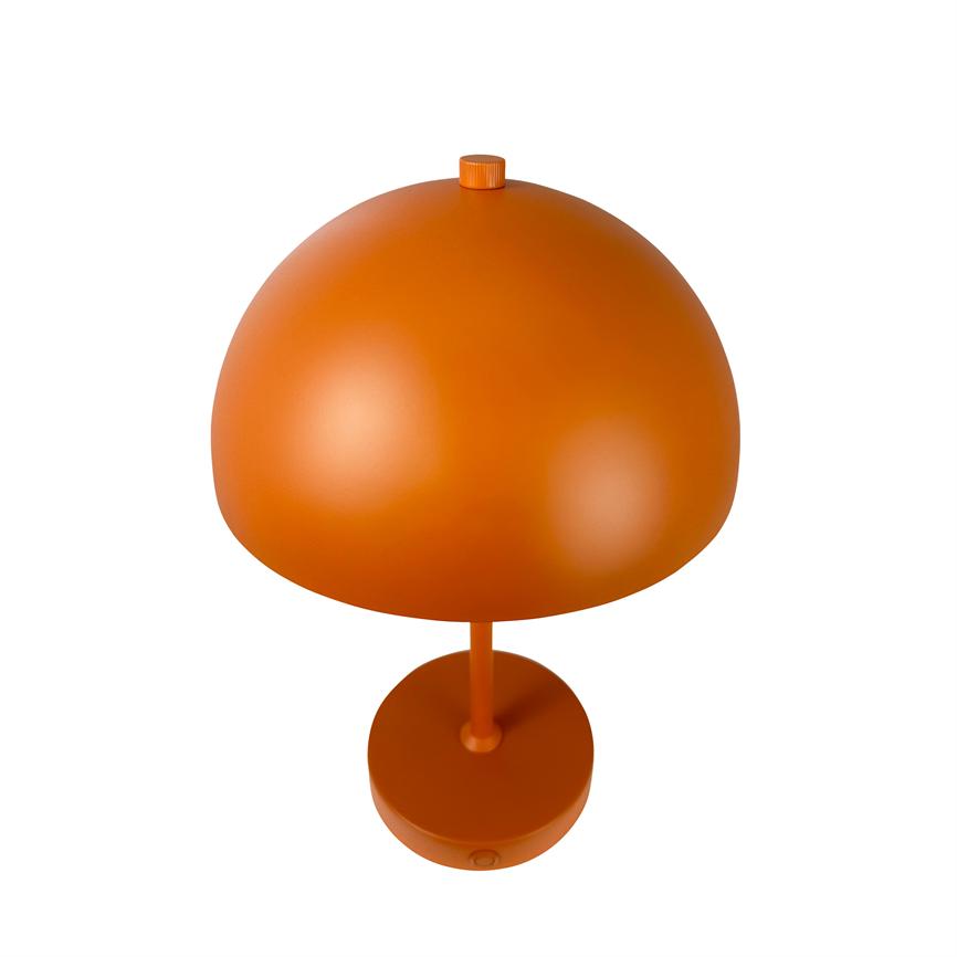 Orange bordlampe med rund, kuppelformet skærm; den står på en slank stang og rund fod, skærmen dækker lyskilden, med en lille knap øverst, placeret på hvid baggrund.