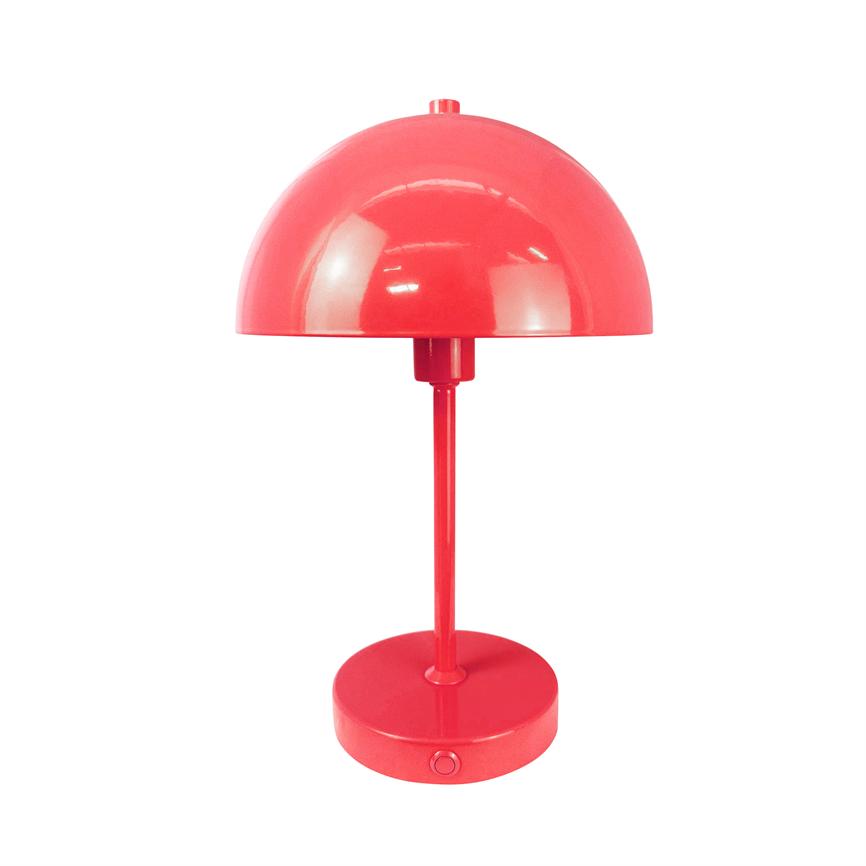 Rød bordlampe med halvkugleformet skærm, slank skaft og rund base står centralt mod en ensartet hvid baggrund.