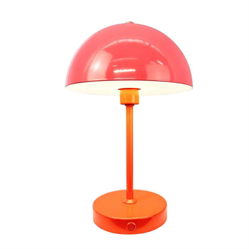 Rød-orange bordlampe med halvkugleformet skærm, lyser nedad; tynd sokkel og rund fod, tænd/sluk-knap foran, stående på hvid baggrund.