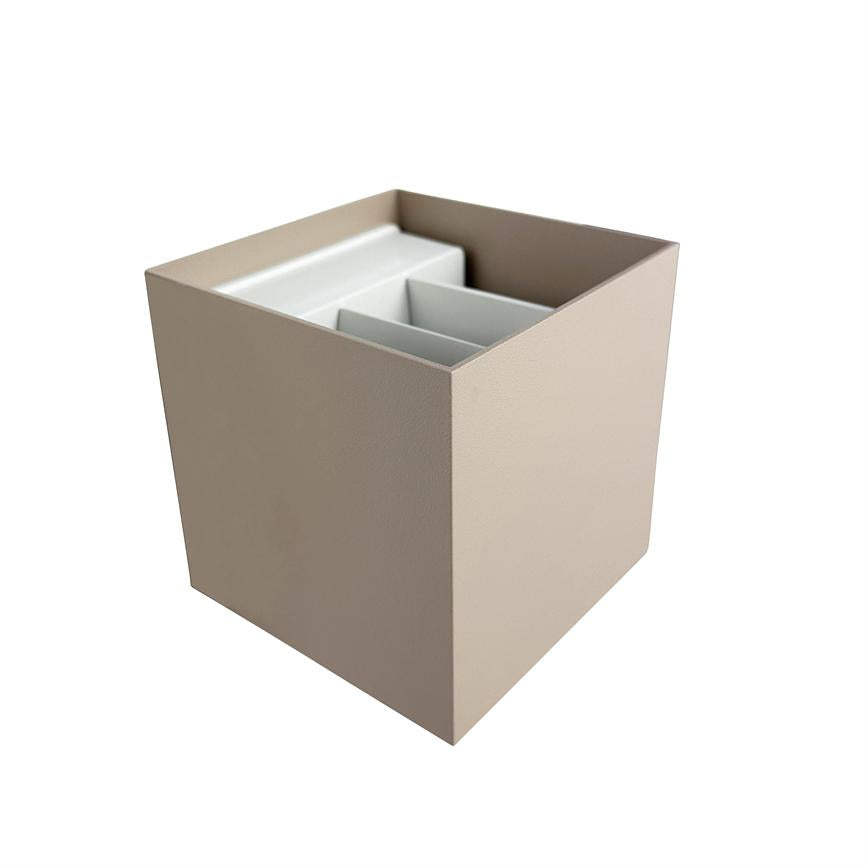 Beige kvadratisk opbevaringsboks med åben top; indeni tre hvide skillevægge danner separate rum. Placeret på neutral hvid baggrund.