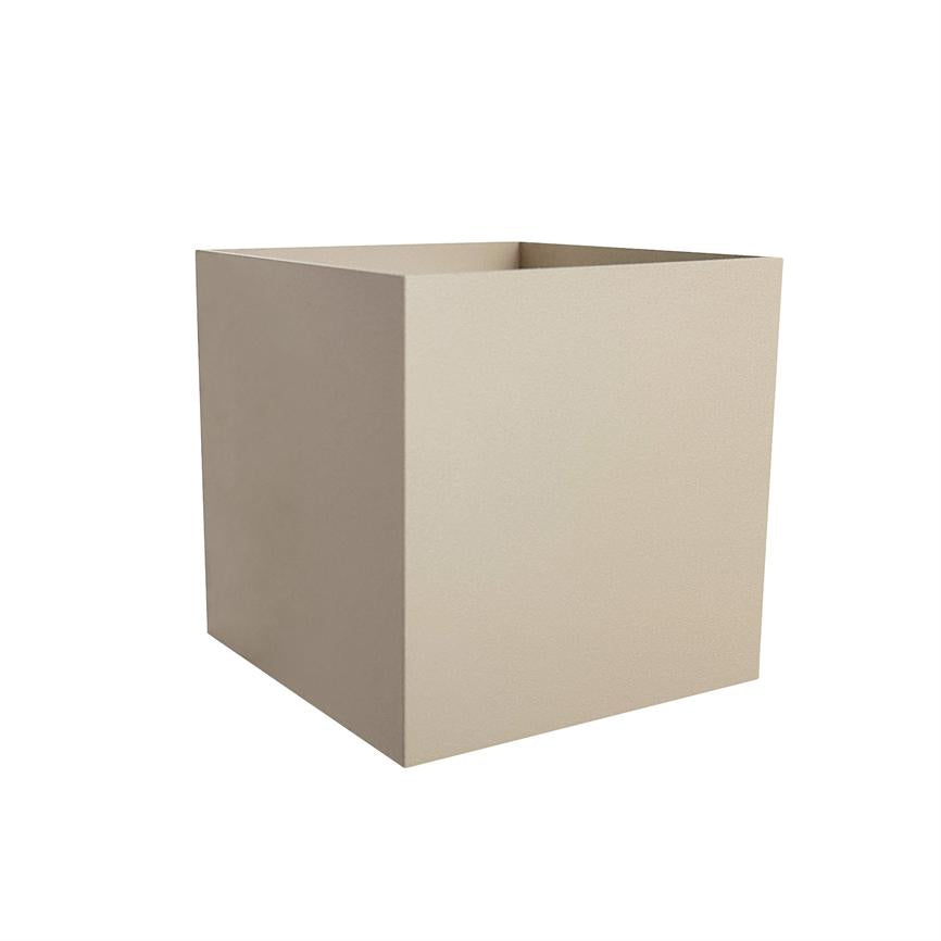 En beige, kubisk plantekasse står åben og tom på en hvid, ensartet baggrund; bløde skygger antyder lys fra højre, minimal og isoleret præsentation.